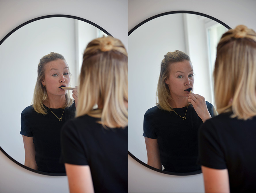 Bild på tjej som borstar tänderna i en spegel. 